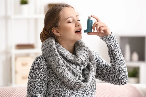 Ung Kvinna Med Inhalator Som Har Astmaattack Hemma — Stockfoto