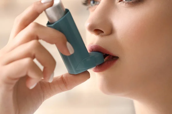 Wanita Muda Dengan Inhaler Mengalami Serangan Asma Closeup — Stok Foto