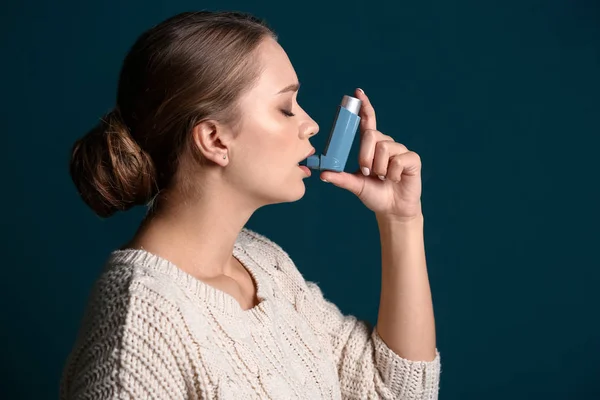 Młoda Kobieta Inhalatora Ataku Ciemnym Tle Astmy — Zdjęcie stockowe