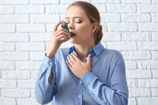 Mujer Joven Con Inhalador Con Ataque Asma Sobre Fondo Blanco —  Fotos de Stock