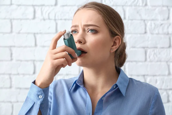 Mujer Joven Con Inhalador Con Ataque Asma Sobre Fondo Blanco —  Fotos de Stock