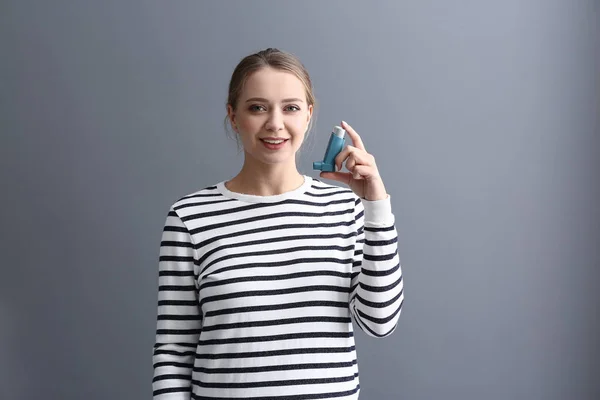 Mladá Žena Inhalátorem Šedém Pozadí — Stock fotografie