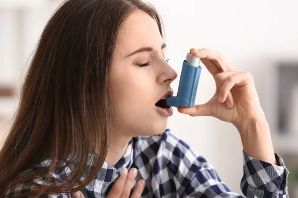 Wanita Muda Dengan Inhaler Mengalami Serangan Asma Rumah — Stok Foto