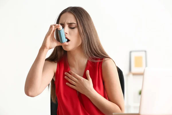 Mujer Joven Con Inhalador Que Tiene Ataque Asma Casa —  Fotos de Stock