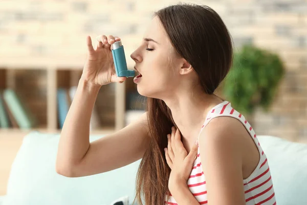 Młoda Kobieta Inhalatorem Atakiem Astmy Domu — Zdjęcie stockowe