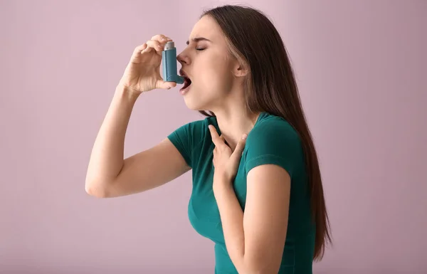 Ung Kvinna Med Inhalator Som Har Astmaattack Färg Bakgrund — Stockfoto