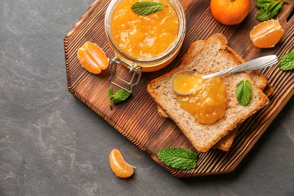 Sklenici Chutné Mandarinky Jam Toastový Chléb Dřevěné Desce — Stock fotografie