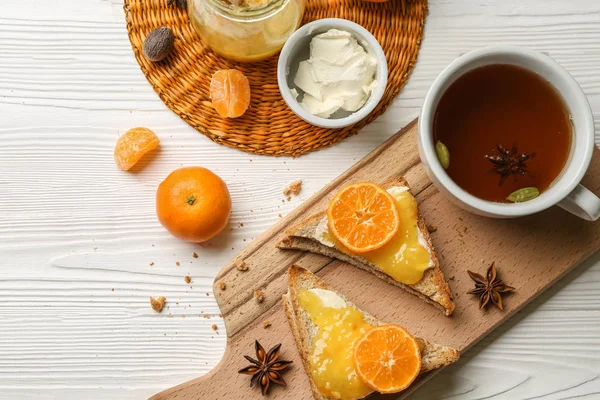 Lekker Brood Met Boter Tangerine Jam Een Kopje Thee Houten — Stockfoto
