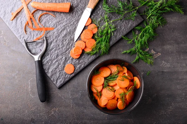 Gri masada lezzetli fermente havuç ile kase