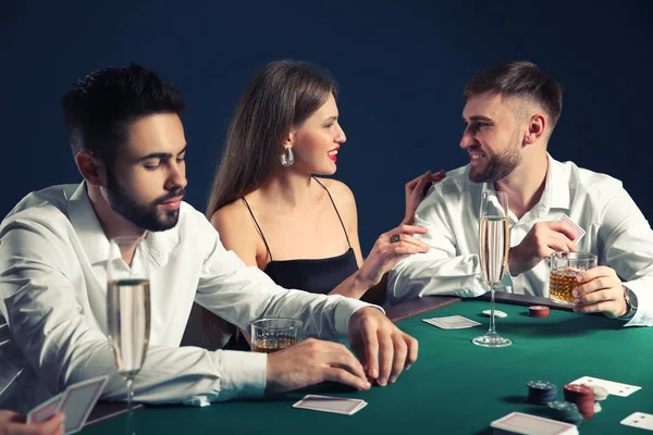 Gruppo Persone Che Giocano Poker Nel Casinò — Foto Stock