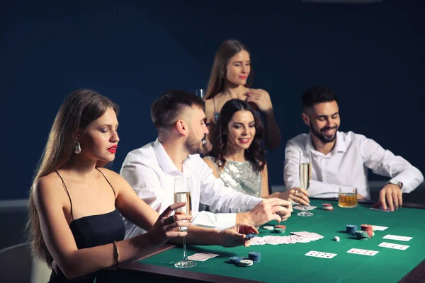 bir grup insan iskambil poker Casino
