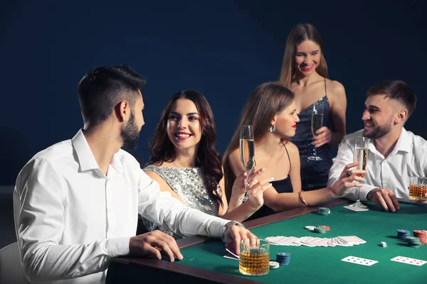 Gruppo Persone Che Giocano Poker Nel Casinò — Foto Stock