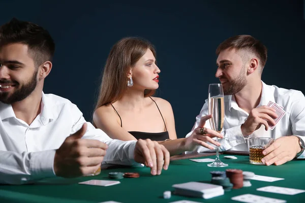 Gruppo Persone Che Giocano Poker Nel Casinò — Foto Stock