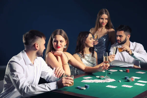 Gruppo Persone Che Giocano Poker Nel Casinò — Foto Stock