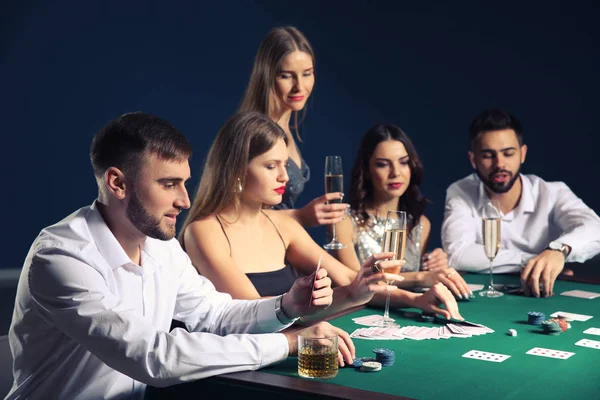 Gruppo Persone Che Giocano Poker Nel Casinò — Foto Stock