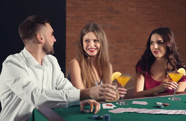 Grupo Personas Jugando Póquer Casino — Foto de Stock