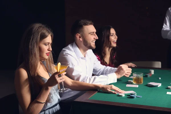 Gruppo Persone Che Giocano Poker Nel Casinò — Foto Stock