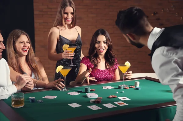 bir grup insan iskambil poker Casino