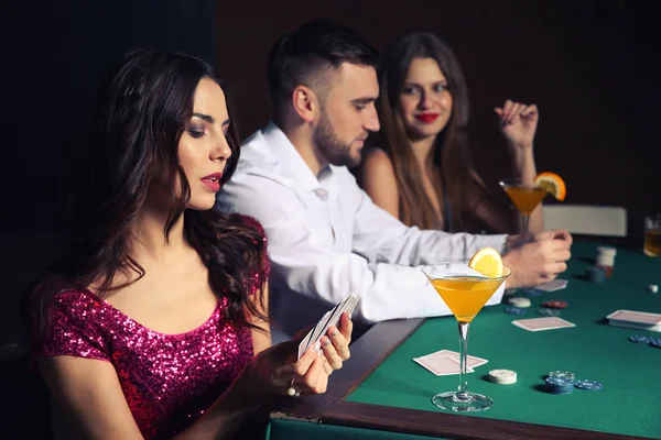 Gruppo Persone Che Giocano Poker Nel Casinò — Foto Stock