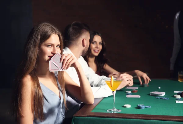 Gruppo Persone Che Giocano Poker Nel Casinò — Foto Stock