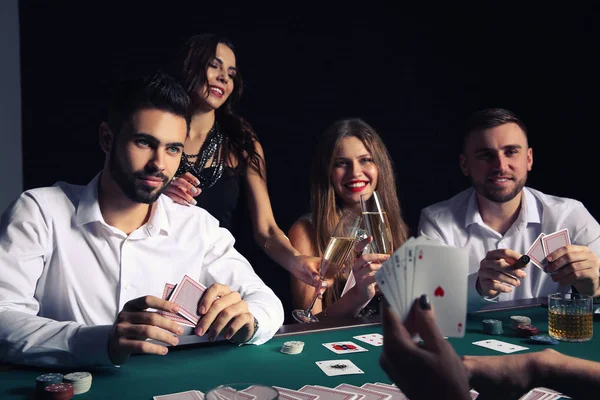 Gruppo Persone Che Giocano Poker Nel Casinò — Foto Stock