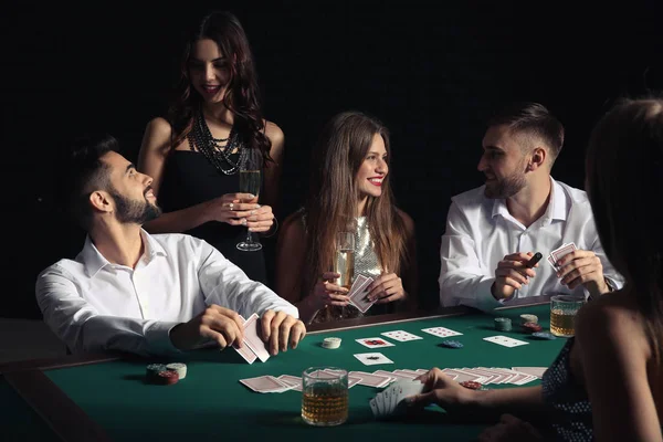 Gruppo Persone Che Giocano Poker Nel Casinò — Foto Stock