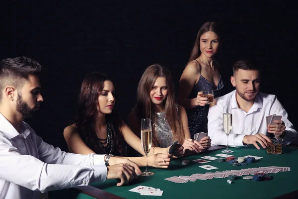 bir grup insan iskambil poker Casino