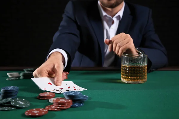 カジノのテーブルでハンサムな火かき棒プレーヤー — ストック写真