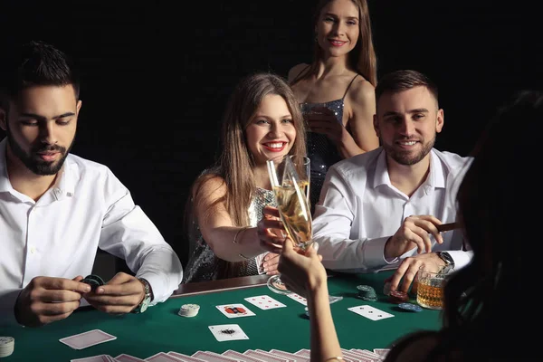 bir grup insan iskambil poker Casino