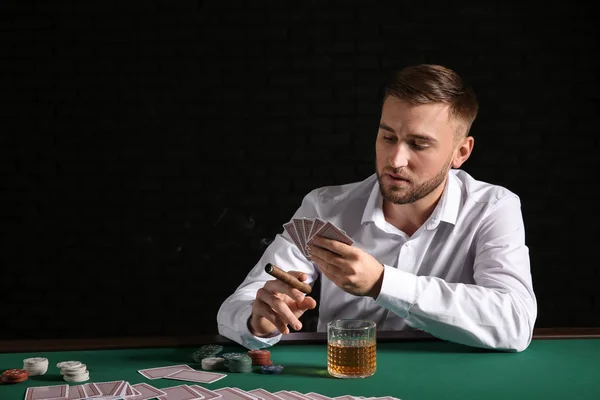 Молодой Человек Играет Покер Казино — стоковое фото