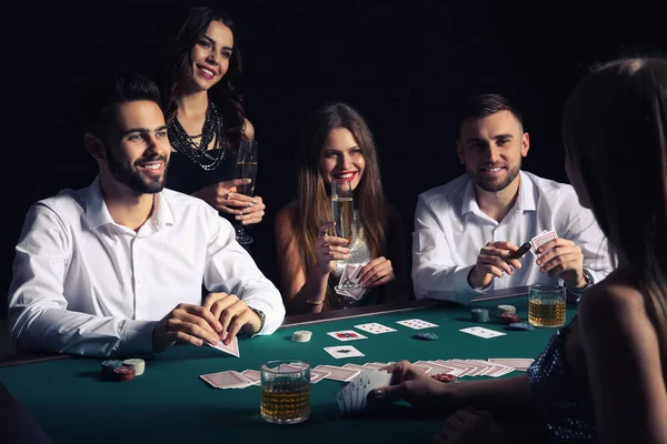bir grup insan iskambil poker Casino