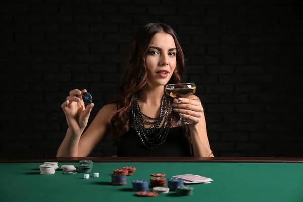 Jogadora Pôquer Feminina Mesa Cassino — Fotografia de Stock