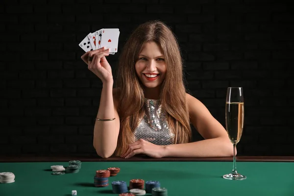 Žena Pokerový Hráč Stolu Kasinu — Stock fotografie