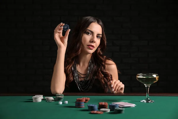 Žena Pokerový Hráč Stolu Kasinu — Stock fotografie