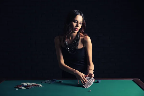 Женщина Игрок Покер Столом Казино — стоковое фото