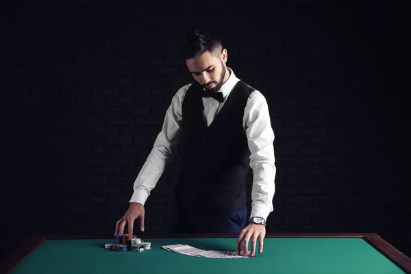 Banqueiro Masculino Com Cartas Mesa Casino — Fotografia de Stock