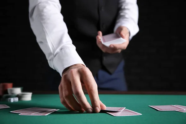 Banqueiro Masculino Com Cartas Mesa Casino — Fotografia de Stock