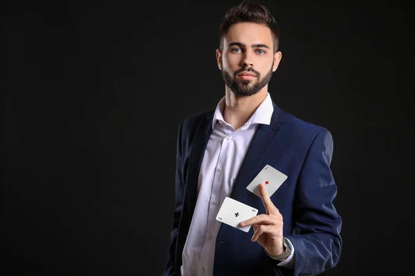 Joven Guapo Con Tarjetas Sobre Fondo Oscuro — Foto de Stock