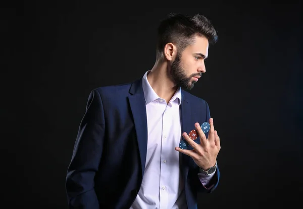 Jovem Bonito Com Fichas Poker Fundo Escuro — Fotografia de Stock