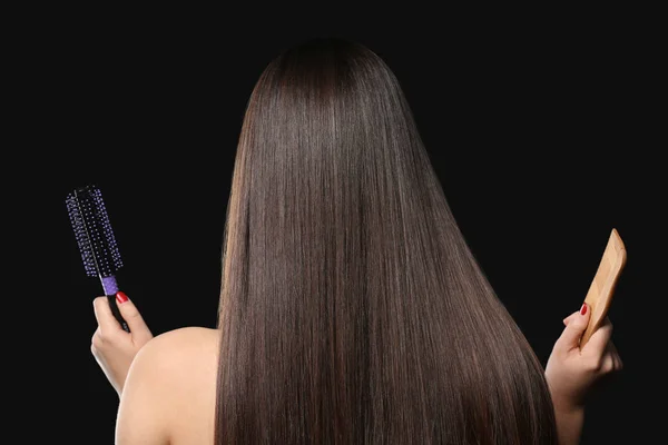 Junge Frau Mit Schönen Glatten Haaren Mit Kamm Und Pinsel — Stockfoto