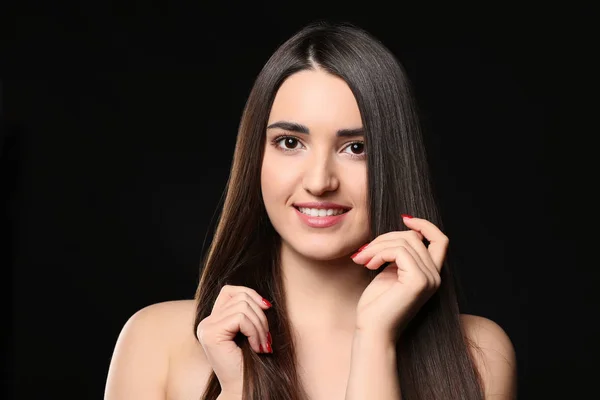 Retrato Mulher Jovem Com Belo Cabelo Liso Fundo Escuro — Fotografia de Stock