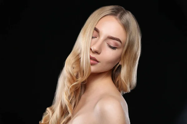 Молодая Женщина Красивыми Вьющимися Волосами Темном Фоне — стоковое фото