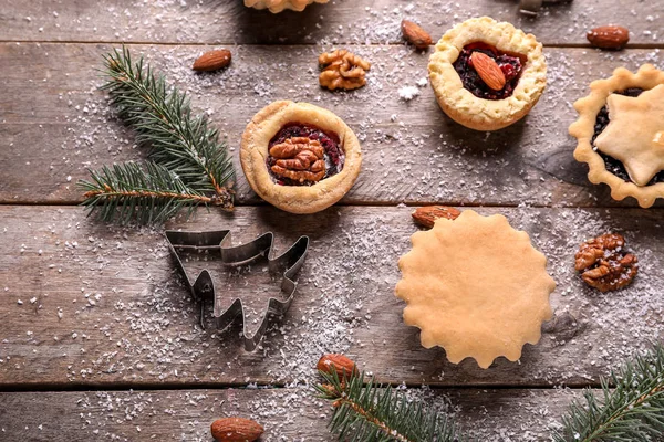 Weihnachtskomposition Mit Leckeren Hackfleischkuchen Auf Holztisch — Stockfoto