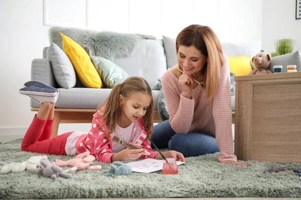 Happy Mother Daughter Painting Home — Stock Photo, Image