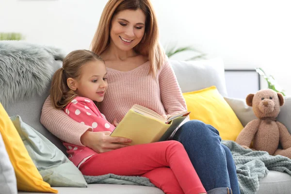 Gelukkig Moeder Met Dochter Leesboek Thuis — Stockfoto