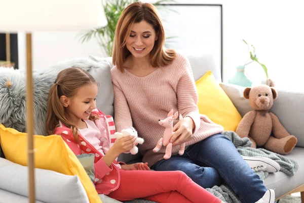 Glückliche Mutter Mit Tochter Die Hause Spielt — Stockfoto