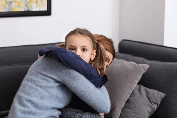 Mutter Pflegt Kranke Tochter Hause — Stockfoto