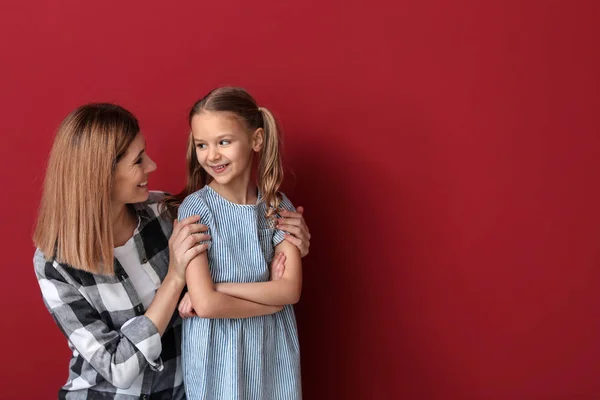 Porträtt Glada Mor Med Dotter Färgbakgrund — Stockfoto