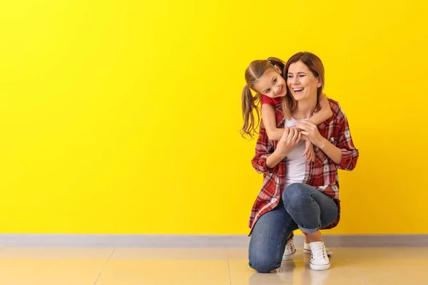 Portrait Happy Mother Daughter Color Wall — Stock Photo, Image