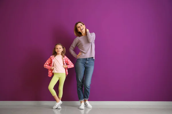 Portret Van Gelukkige Moeder Met Dochter Buurt Van Kleur Muur — Stockfoto